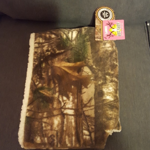 NWT, Realtree Women's Hooded Scarf - Picture 2 of 4
